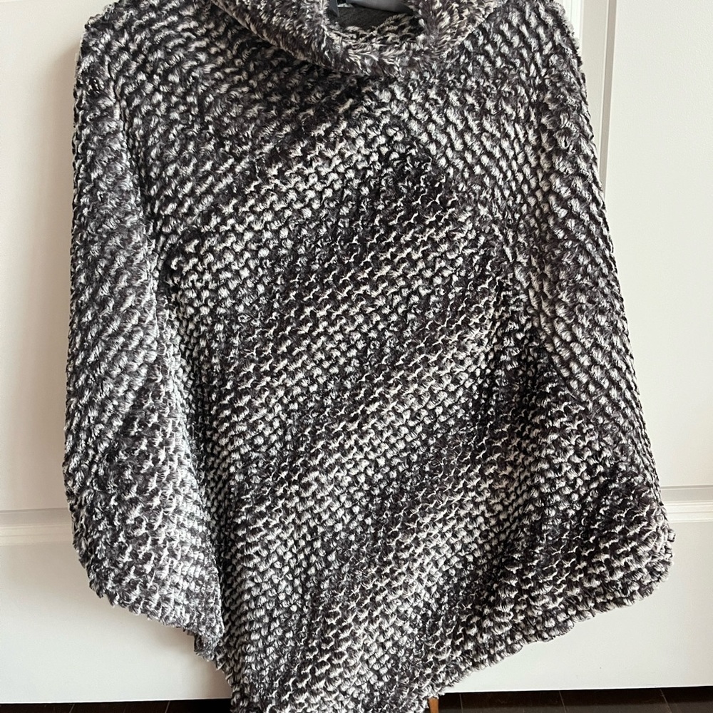 Brand new never worn poncho from Johnston & Murphy